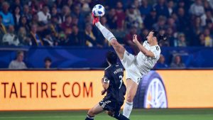 Ibrahimovic haciendo un control del balón gracias a su flexibilidad aplicada al futbol